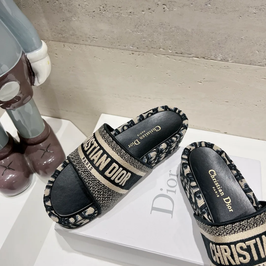 👟👟Ex-factory price 400👟👟 Women's Shoes Women's Clothing Women's Shoes Women's Clothing Women's Shoes Women's Clothing DIOR Dior Early Spring New Letter Rust Thick-Soled Slippers▪️ ✅We produce sheepskin foot leather~ ✅Reject the over-transfer of low-priced versions in the market❌ ✅High-end quality, welcome to inspect and compare the three brands👏 ✅Beautiful wedge-heeled thick-soled slippers, which make the feet slimmer and the legs longer than flat ones. ✅The benefits for small girls are here❤️ ✅A must-have slipper for daily travel and home. You can wear it however you like regardless of the occasion. The color is super beautiful! No need to worry about any dress code ✅The outsole is designed with a non-slip and wear-resistant backing, so you don’t have to worry about rain on rainy days 👉Size: 34-40 yards (custom-made sizes 34, 40 and 41 are non-refundable)